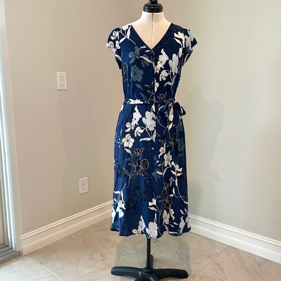 NWT Talbots Blue Floral V-Neck Midi Dress Self-Belted w/Pockets Faux Button-Up - Picture 2 of 16